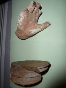 La main et le pied d'estale de St Marcouf