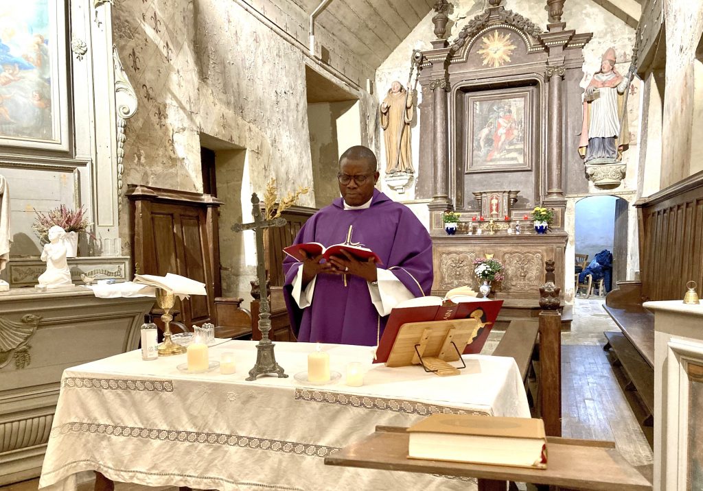 Le Père Eustache Adinsi officiant dans la chapelle de Saint-Maclou le 2 novembre 2022
